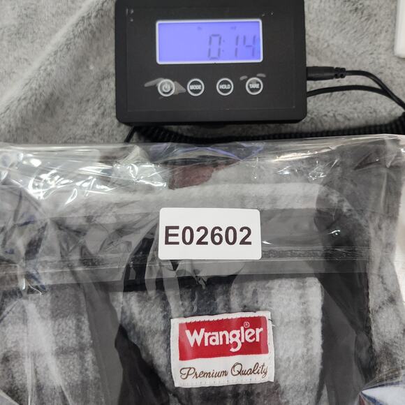 Wrangler Shirt Mens M Gray Black Plaid Fleece Flannel Button Front Long Sleeve - Picture 9 of 9